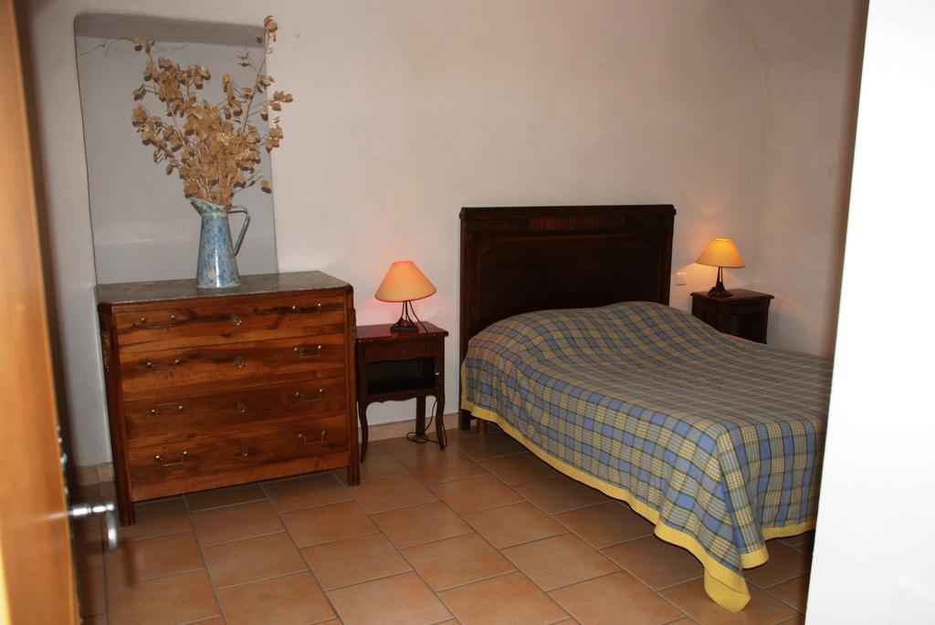 Bed and Breakfast Les Jardins Du Mas Evesque Rousson  Zimmer foto