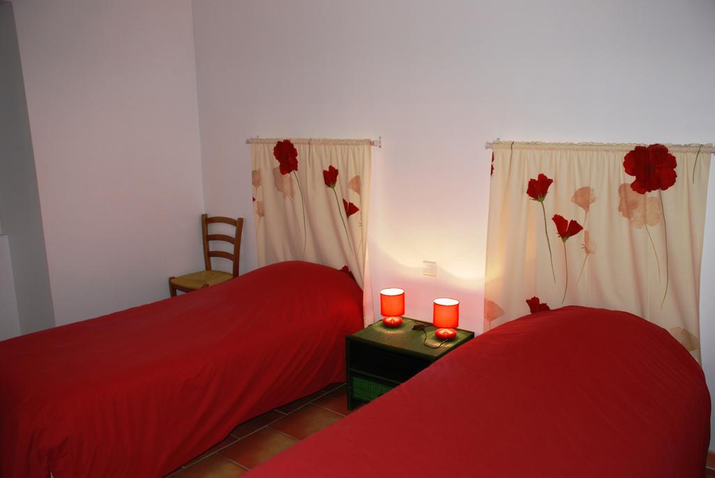 Bed and Breakfast Les Jardins Du Mas Evesque Rousson  Zimmer foto
